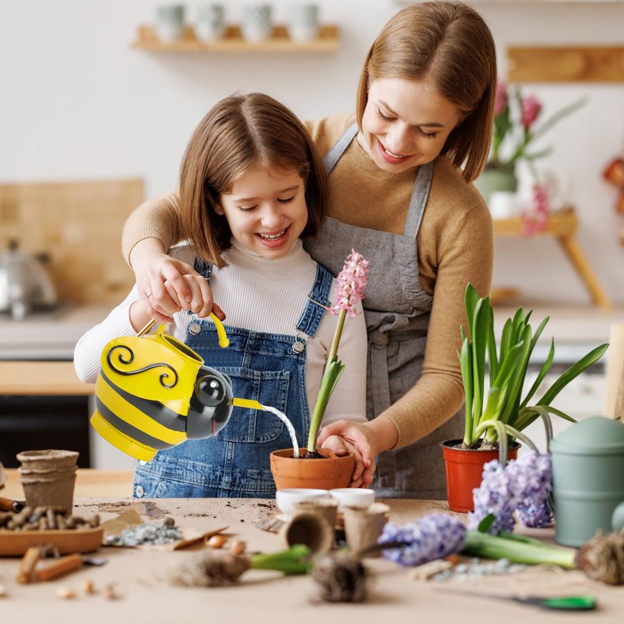 Cute Bee Watering Can for Indo - Kids Outdoor Decor reseña y precio